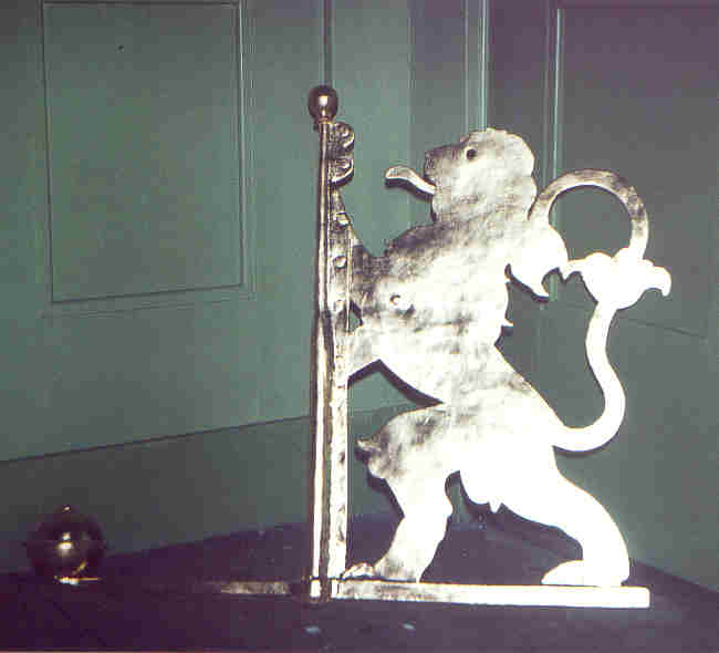 De leeuw gefotografeerd tijdens de restauratiewerkzaamheden aan de toren (1981).