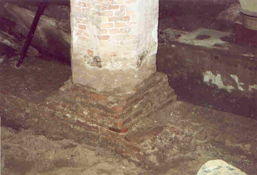 Een gedeelte van de oude fundering onder een kolom	